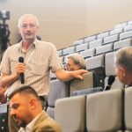 Účastníci konferencie, interiér, prednášky a diskusie