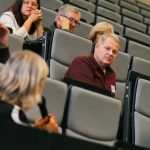 Účastníci konferencie, interiér, prednášky a diskusie