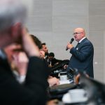 Účastníci konferencie, interiér, prednášky a diskusie