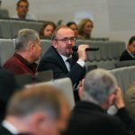 Účastníci konferencie, interiér, prednášky a diskusie