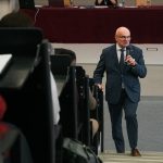 Účastníci konferencie, interiér, prednášky a diskusie