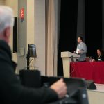 Účastníci konferencie, interiér, prednášky a diskusie