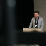 Účastníci konferencie, interiér, prednášky a diskusie