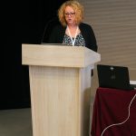 Účastníci konferencie, interiér, prednášky a diskusie
