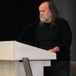 Účastníci konferencie, interiér, prednášky a diskusie