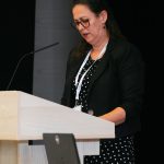 Účastníci konferencie, interiér, prednášky a diskusie