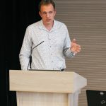 Účastníci konferencie, interiér, prednášky a diskusie