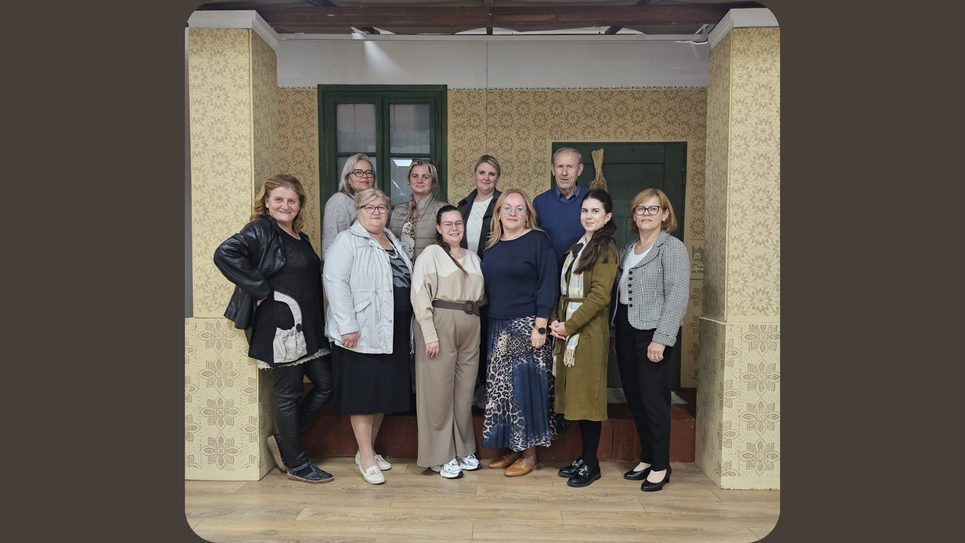 Účastníci workshopu, interiér, skupinová foto