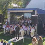 podujatie v čičmanoch, účinkujúci, exteriér, slnečno