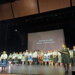 predstavenie, tanečníci v krojoch