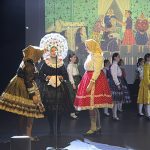predstavenie, tanečníci v krojoch
