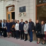 oslavy, skupinová foto pred budovou