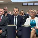 účastníci podujatia v sále, sedia v publiku