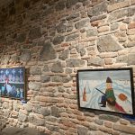 vernisáž, vnútorné priestory, rečníci a obrazy