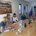 Stretnutie s krajanmi v priestoroch generálneho konzulátu SR v Mníchove, účastníci počas rokovania