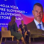 Konferencia, prezident diskutuje s moderátorkou