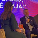 Konferencia, prezident diskutuje s moderátorkou