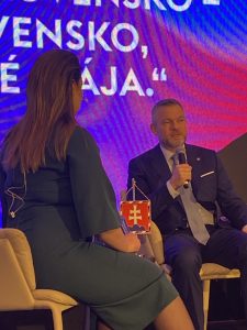 Konferencia, prezident diskutuje s moderátorkou