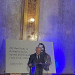 príhovor, prof. Kačala stojí pred obrazom Štúra