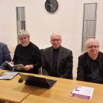 účastníci konferencie, skupinova foto, interier