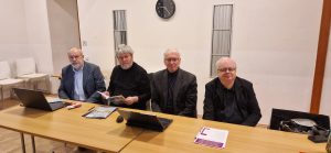 účastníci konferencie, skupinova foto, interier