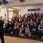 účastníci konferencie, skupinova foto, interier