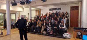 účastníci konferencie, skupinova foto, interier