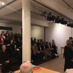 účastníci konferencie, skupinova foto, interier