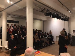 účastníci konferencie, skupinova foto, interier