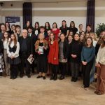 účastníci konferencie, skupinova foto, interier