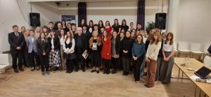 účastníci konferencie, skupinova foto, interier