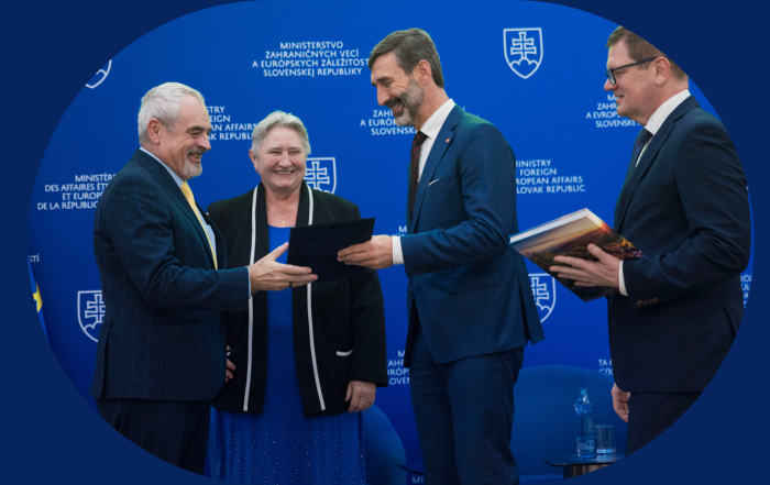 Skupinová foto, minister, predsedníčka a iní na tlač. konferencii