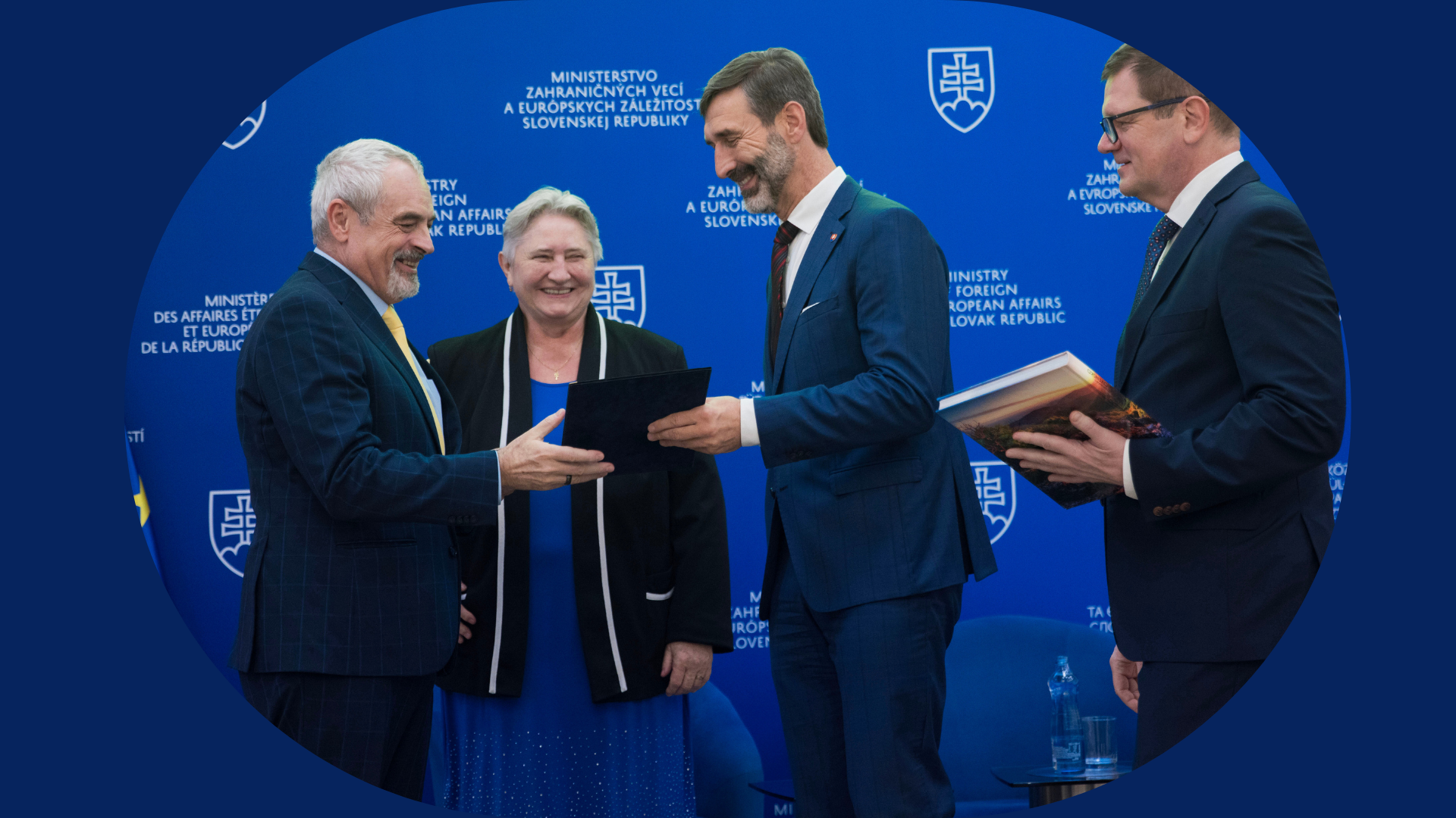 Skupinová foto, minister, predsedníčka a iní na tlač. konferencii