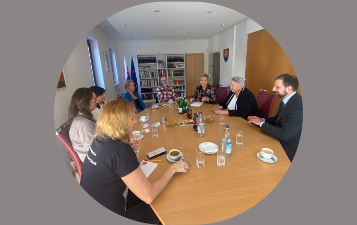 rokovanie s krajanmi na GK, účastníci sedia okolo stola