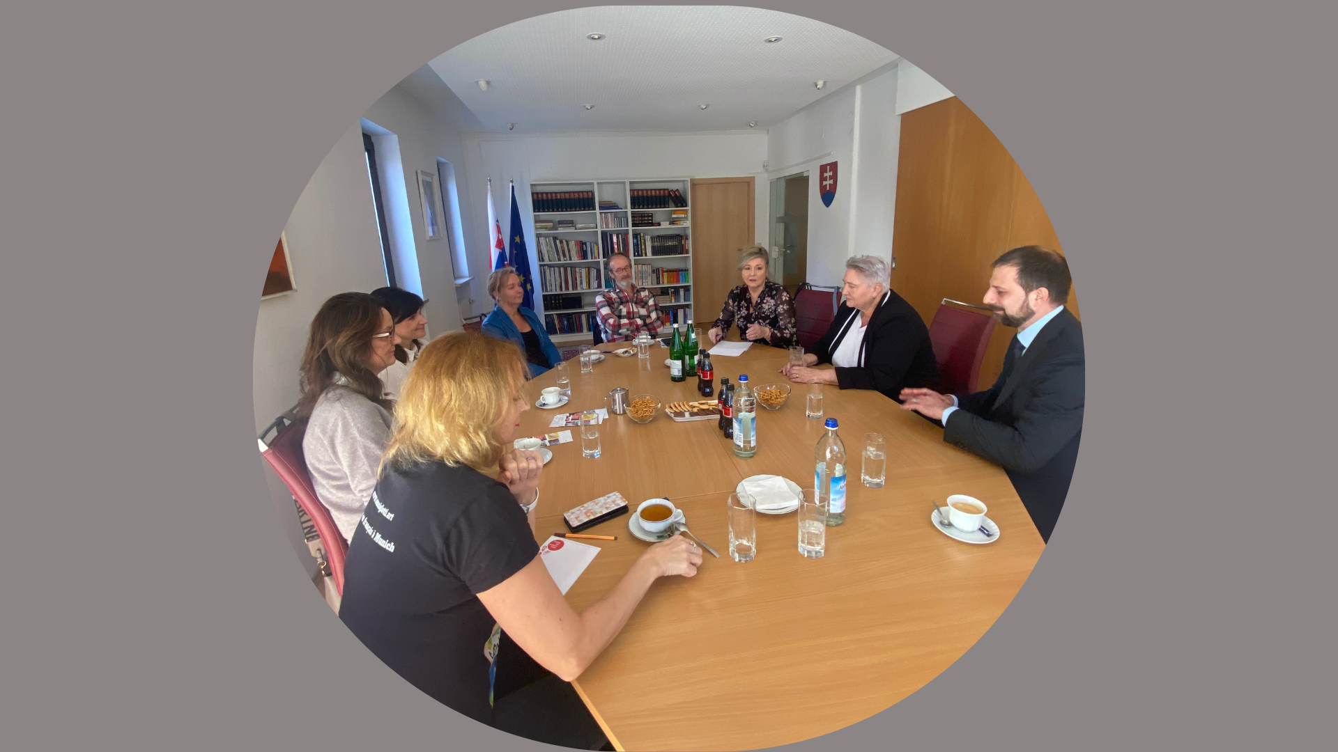 rokovanie s krajanmi na GK, účastníci sedia okolo stola