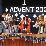 účastníci stretnutia, adventná výzdoba. divadlo na pódiu