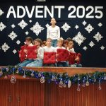 účastníci stretnutia, adventná výzdoba, divadlo na pódiu