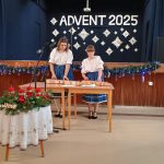 účastníci stretnutia, adventná výzdoba, dve dievčatá v krojoch hrajú na citaru