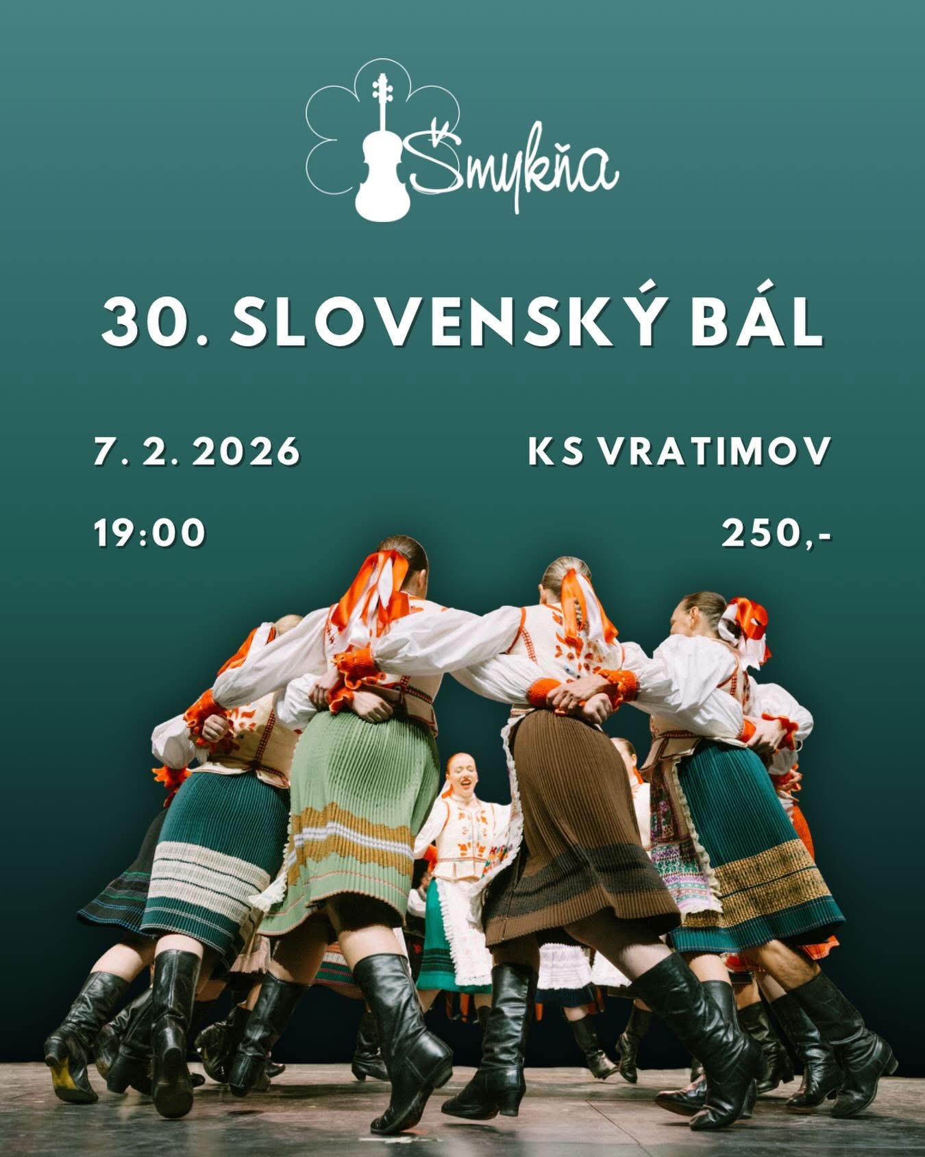 Dievčatá v kroji tancujú v kole