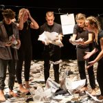 predstavenie, herci na pódiu