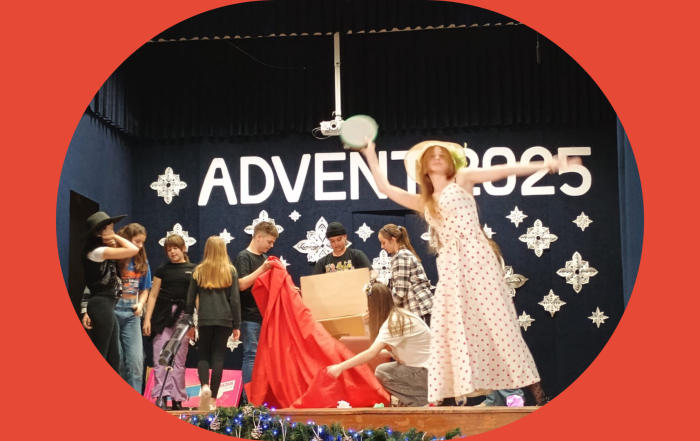 Titulná fotka, divadlo na pódiu, deti