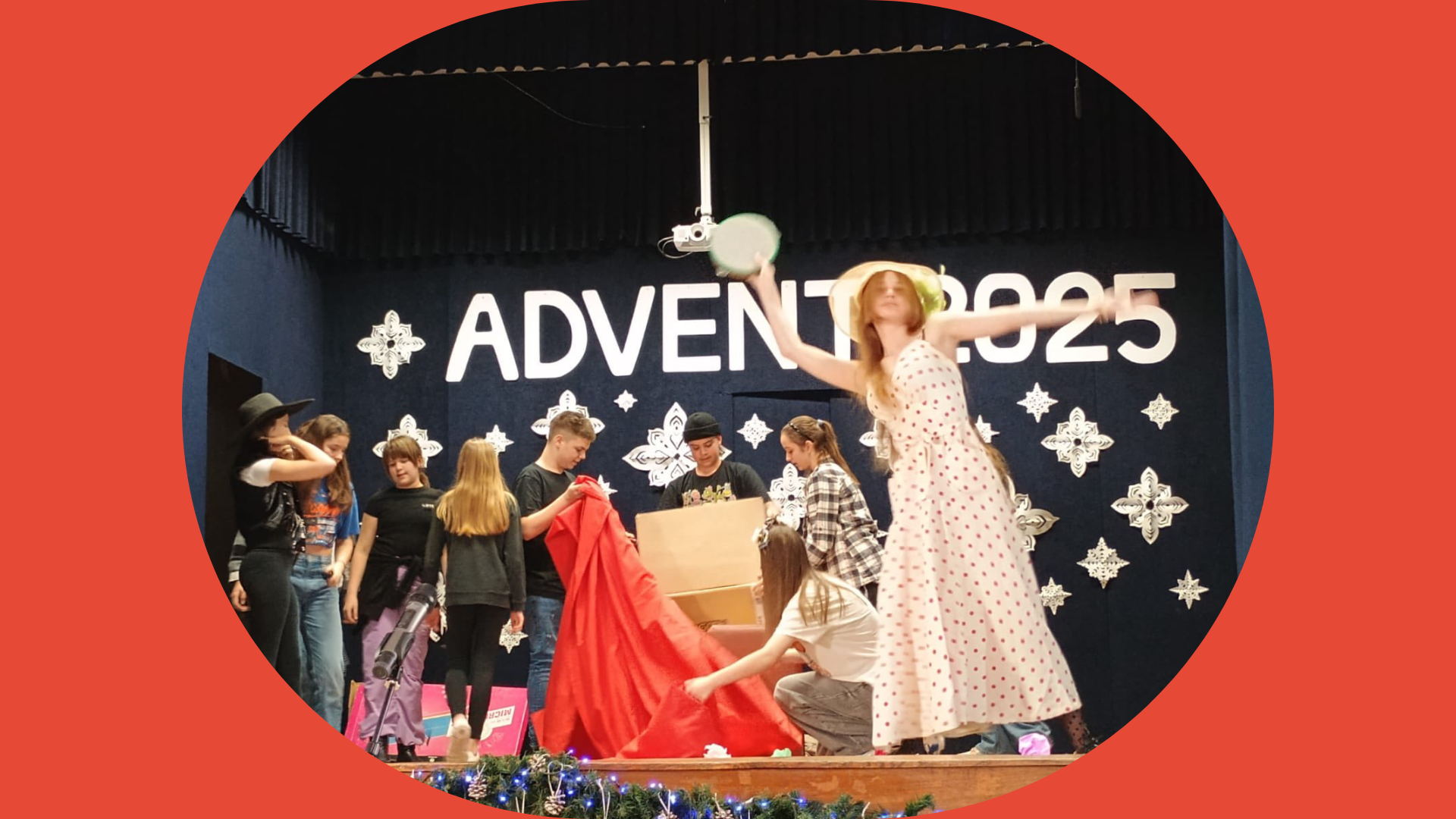 Titulná fotka, divadlo na pódiu, deti