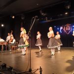 vystupujúci v krojoch na pódiu