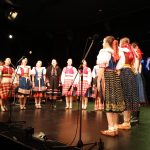 vystupujúci v krojoch na pódiu