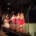 vystupujúci v krojoch na pódiu