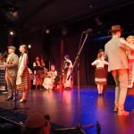 vystupujúci v krojoch na pódiu