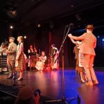 vystupujúci v krojoch na pódiu