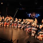 vystupujúci v krojoch na pódiu