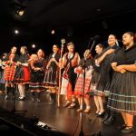 vystupujúci v krojoch na pódiu