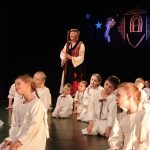 vystupujúci v krojoch na pódiu